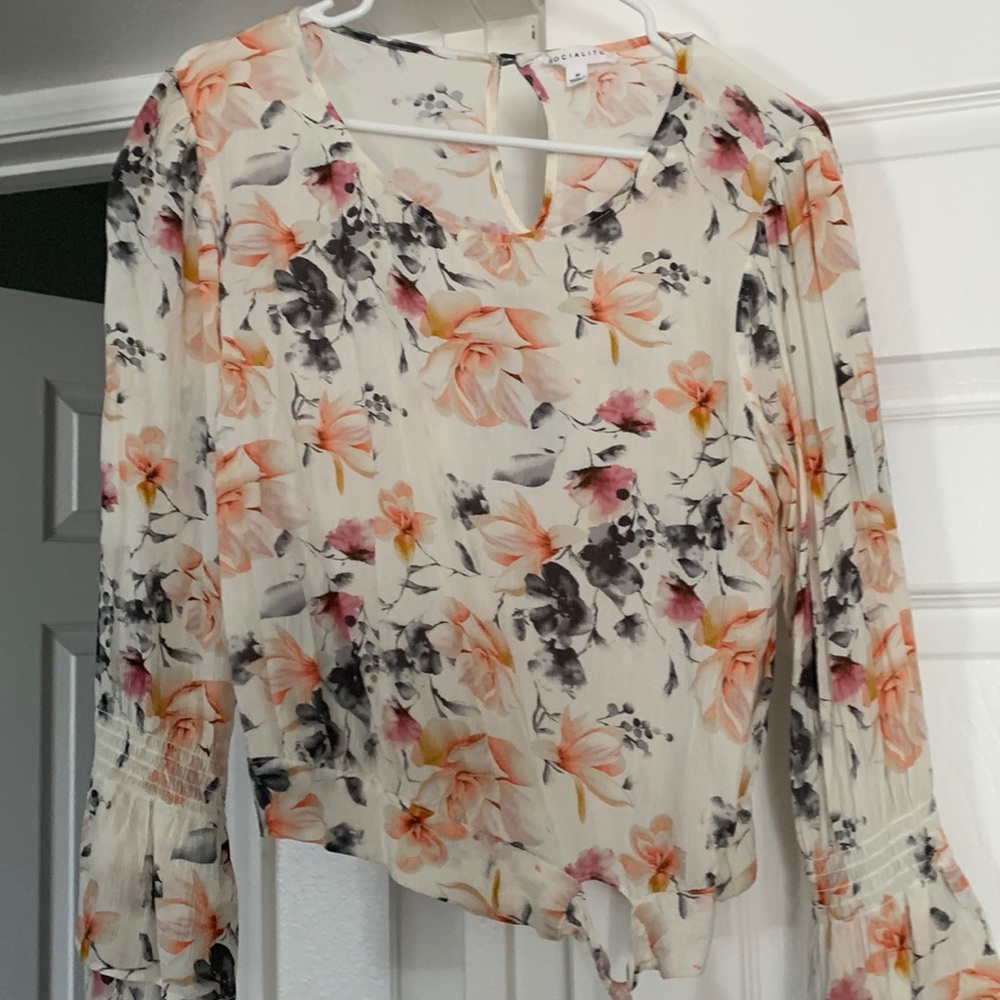 Socialite floral blouse, size M, great condition